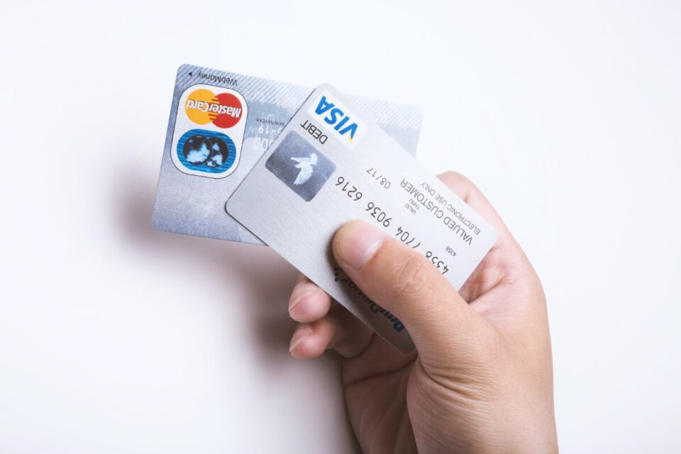 海外旅行の際はクレジットカードの事前連絡は必要?