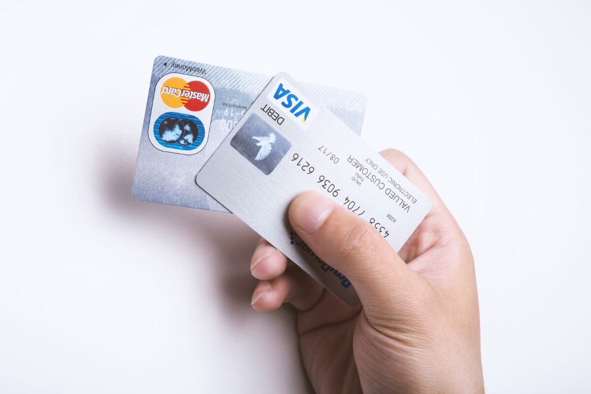 海外旅行の際はクレジットカードの事前連絡は必要？