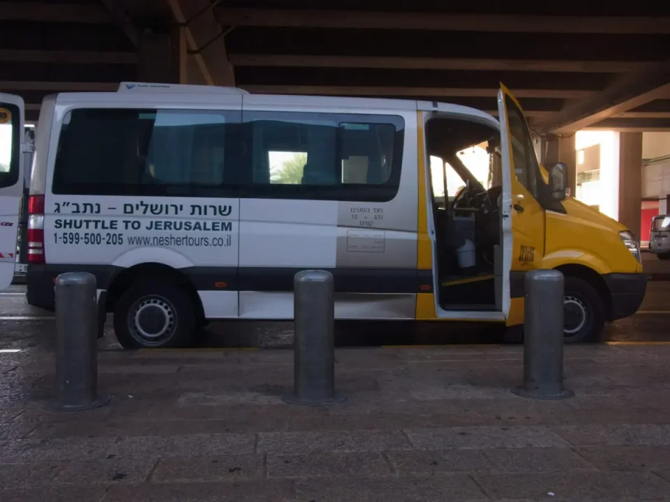 到着後の移動が不安なら空港送迎を検討したい