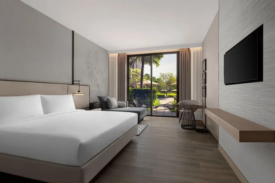 早朝便・深夜便ならホテルで前泊も考える